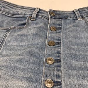 SZ 4 JEAN SKIRT(American eagle) VERY STRETCHY 6 button closure w 4 pockets LIGHT